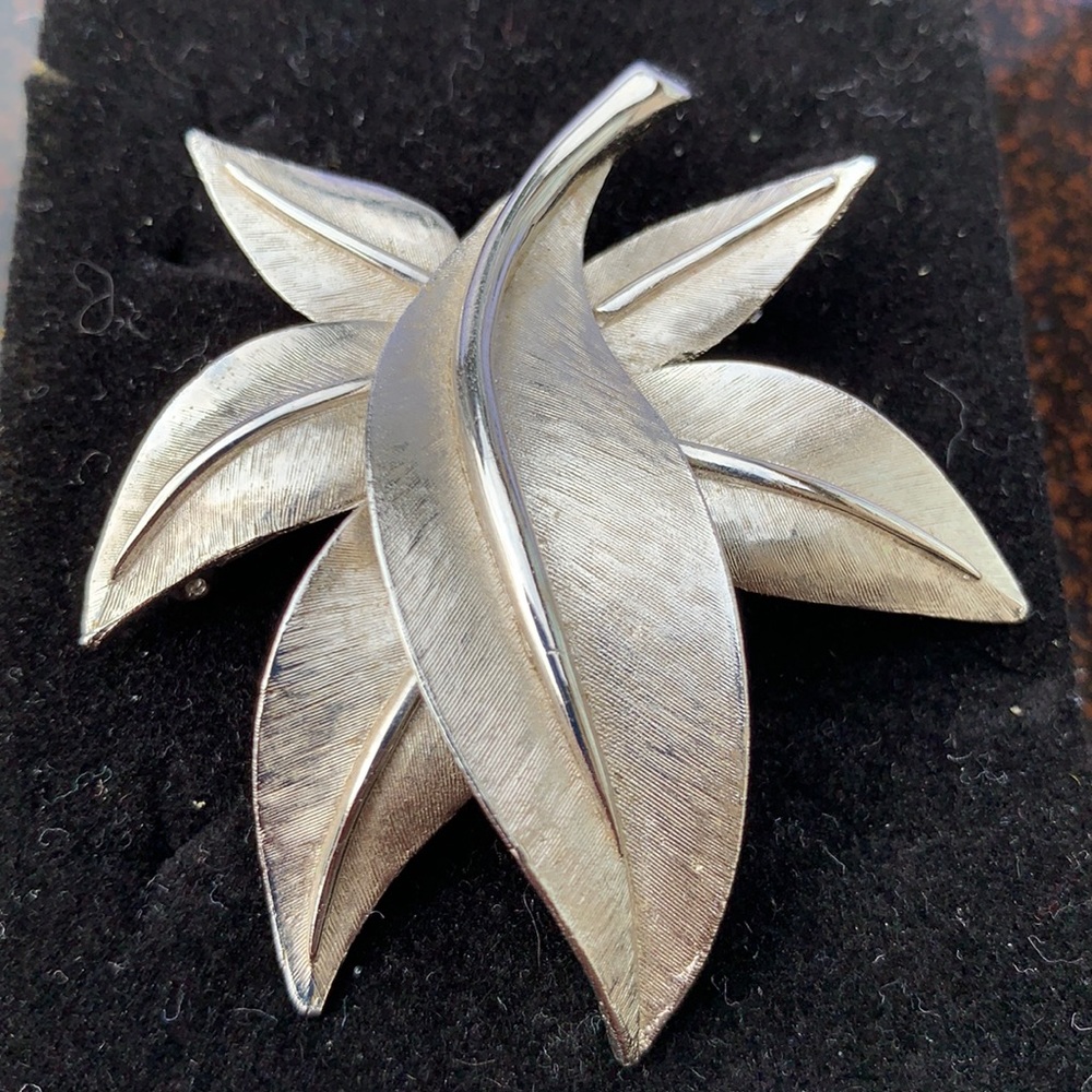Silver tone six leaf brut and polished broach (80)